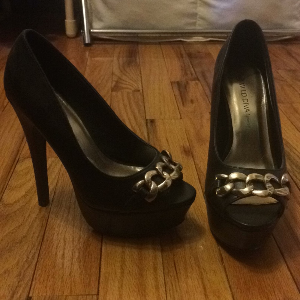 Size 5 wild diva black pumps
